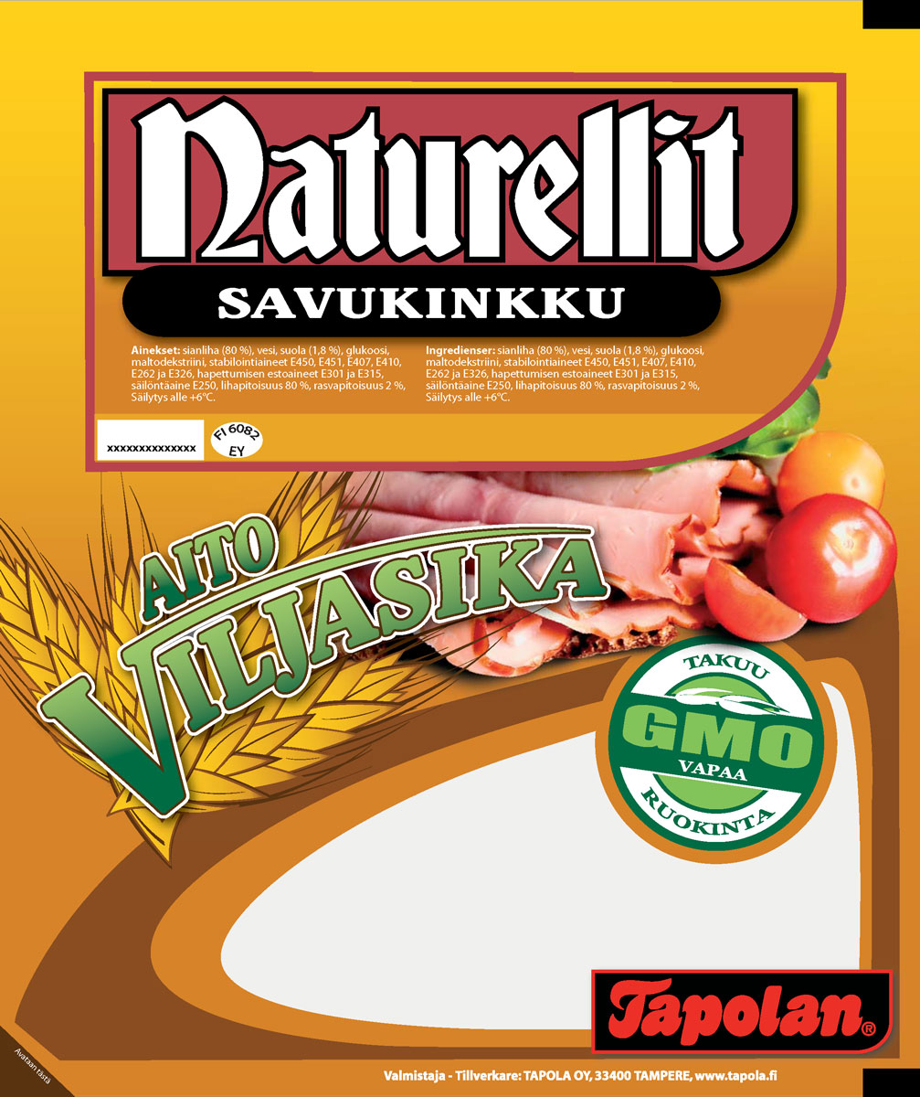The Ruuti Oy suunnittelema Tapolan naturellit savukinkku etiketti GMO vapaa, jossa kinkkurullia, tomaattia, salaatinlehteä ja leipäsiivu annoskuvana sekä taustavärinä keltaruskea annoskuvan taustan liukuvärjäys.