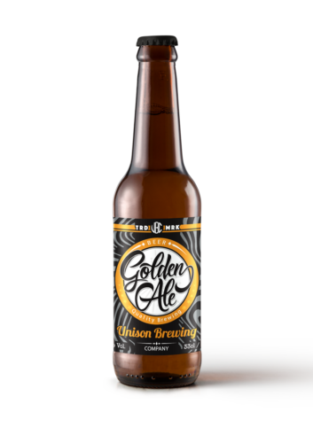 The Ruuti oy suunnittelema Unison Brewing Golden Ale Olut etiketti, jossa taustakuvio aaltoileva mustaharmaa pystyraidoitus ja sen päällä keltareunaisessa valkoisessa pyöreässä muodossa sisäänkirjoitettu kaunokirjoitustyylinen Golden Ale teksti.