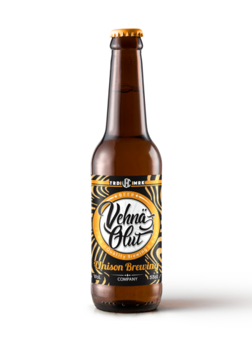 The Ruuti oy suunnittelema Unison Brewing Vehnä Olut etiketti, jossa taustakuvio aaltoileva mustakeltainen pystyraidoitus ja sen päällä keltareunaisessa valkoisessa pyöreässä muodossa sisäänkirjoitettu kaunokirjoitustyylinen vehnä olut teksti.