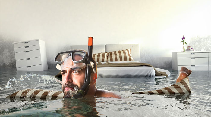 The Ruuti mainoskuvatuotanto snorkkelimies, jossa vesivahinkohuoneessa mies ui snorkkelin kanssa.