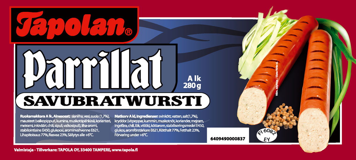 The Ruuti Oy suunnittelema Tapolan Parrillat savubratwursti etiketti, jossa kaksi makkaraa, ruohosipulia ja valkopippureita sekä taustavärinä viininpunainen kehys siniharmaalla kuvataustan liukuvärjäyksellä.